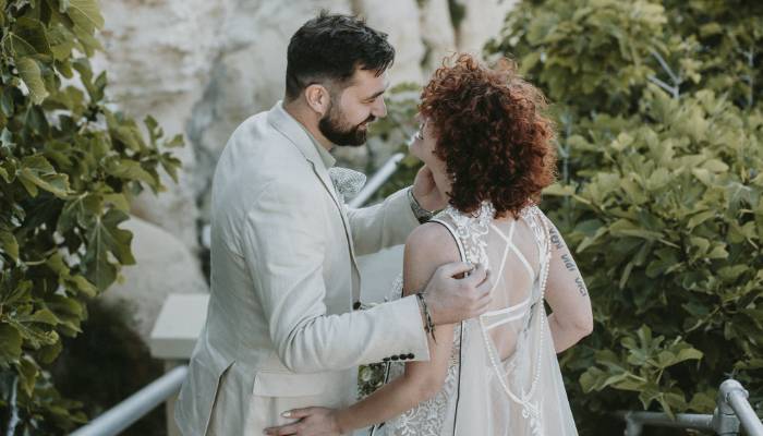 Although this wedding was different due to the current challenging situation it was very cheerful with a relaxed and romantic mood. The couple had to 