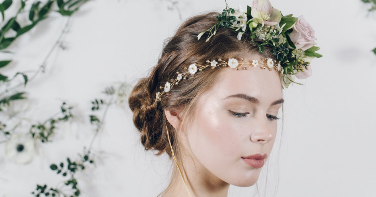 7 glorious ways to wear fresh flowers in your wedding hair do